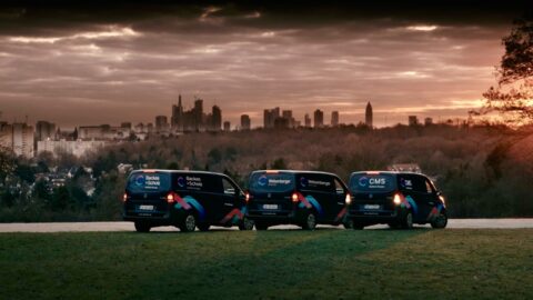 Drei Dienstwagen von unterschiedlichen Firmen der Builtech Gruppe nebeneinander. Im Hintergrund erkennt man die Skyline von Frankfurt.